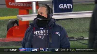 [Highlight] Bill belichick gives an earful to whoever told him to challenge the play