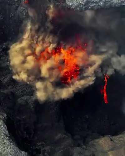 This is the moment the crater rim of Iceland’s Fagradalsfjall volcano, collapsed. For perspective that part that fell is the size of a 5 story building.