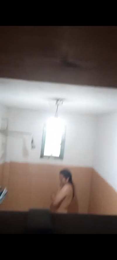 Mi hermana bañandose