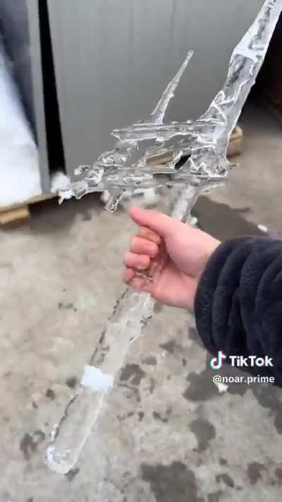 Could this be the Blue Heavenly Ice Blade that the ancestor dropped into the mortal realm?