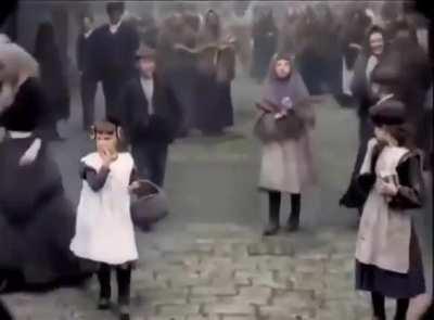 Colourised footage of England in 1901, everyone intrigued by the camera