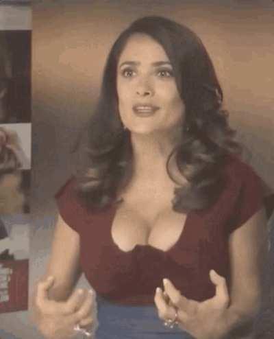 Love Salma Hayek's amazing juggs.