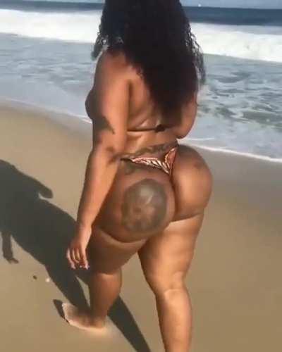 big butt at the beach🏖