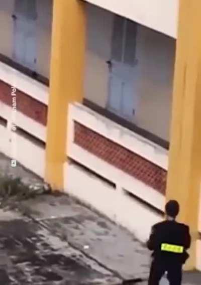 Unusual way of entering buildings used by Vietnamese police