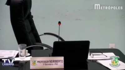 Vereador aponta arma para colega durante sessão da Câmara Municipal de Querência/MT. Policial militar, o parlamentar Professor Neiriberto foi conduzido até a delegacia e liberado