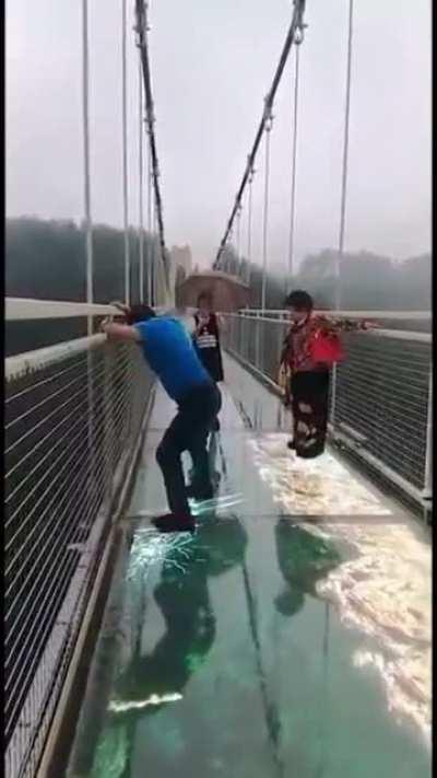 Bridge in China pretends to crumble beneath your feet!