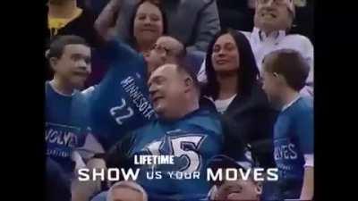 Minnesota supporter, who was kicked out of the stands for his dance 12 years ago, returns after 12 years and ends his unfinished job.