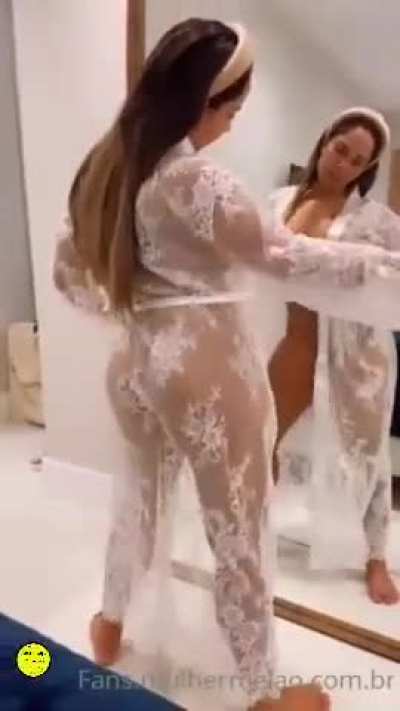 Mulher melão rebolando sua bucetinha com tesão