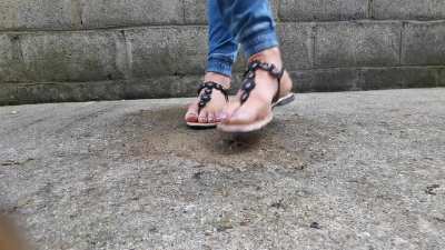 Sexy thong sandals vs pests