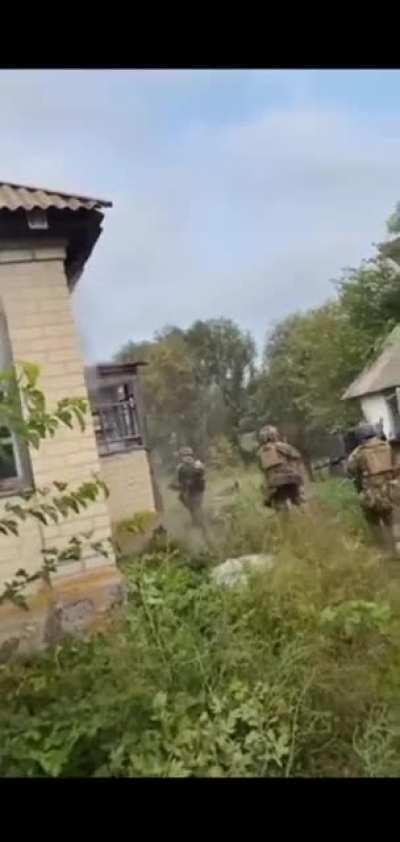 Footage of Ukrainian forces assaulting small town, location unknown