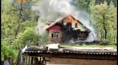 Indian soldiers engage militants in a house in Kashmir. The house has been set on fire by the soldiers to flush the militants out. A crude but effective technique as is seen towards the end of the clip when one of the militants tries to run from the burni