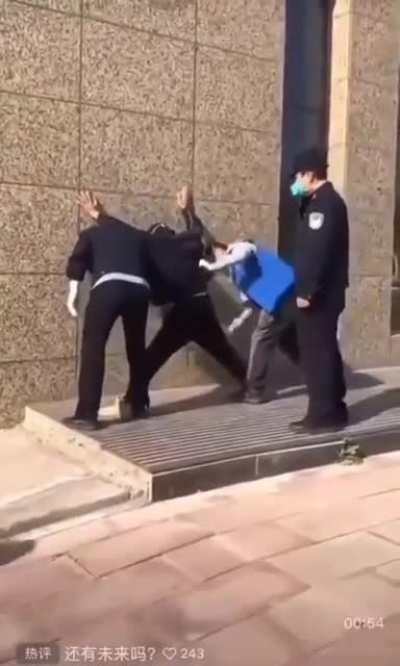 Covid workers in China arrested a man in Floyd style