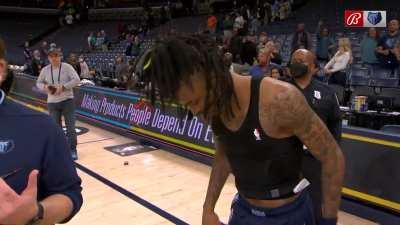 [Highlight] Ja Morant gives a signed jersey and signed signature shoes to the young fan, Ellie, who had her autographed ball stolen at a recent Grizzlies game