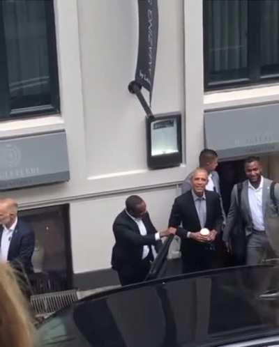 A choir of Danish girls practicing from their balcony suddenly find themselves performing for former US president Barack Obama (credit to ungklang_ on IG)