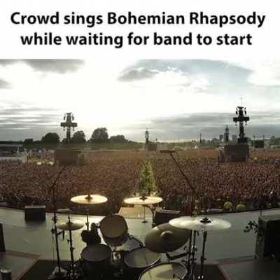 Epic crowd singing Bohemian Rhapsody before Green Day took the stage, Hyde Park 2017.