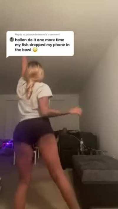 Black girl shaking her bouncy ass