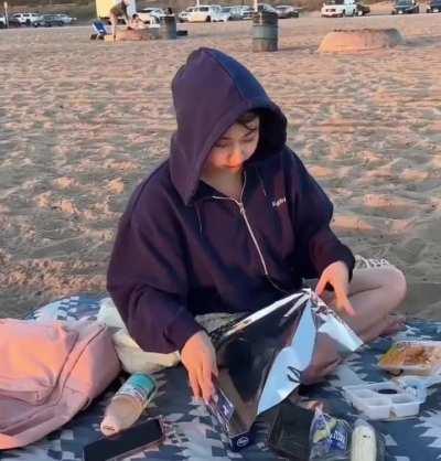 Starsmitten/Celine at the beach in Jess' vlog - March 2024