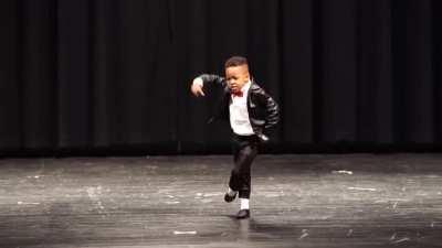 6 year old Zachary dancing to Billie Jean at school talent show