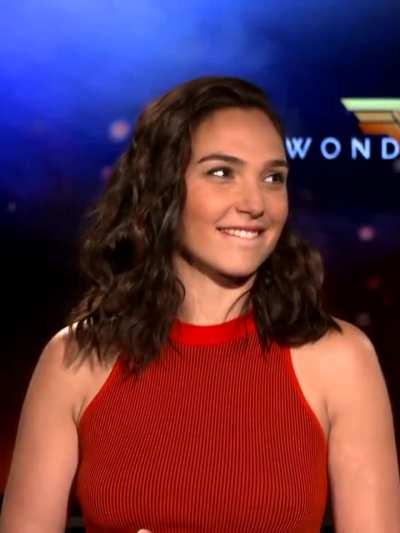 Gal Gadot shamefully remembers she's married while staring at Chris Pine