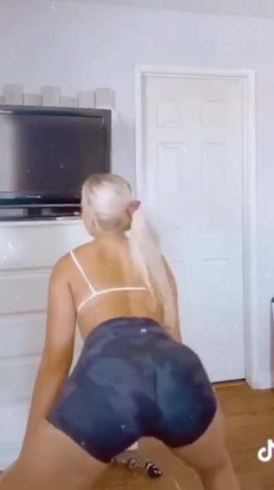 Blonde PAWG Twerking (wait for slow motion)