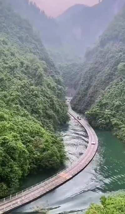 Pontoon road in China that floats on and follows the river.