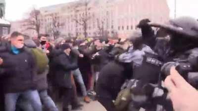 Chechen protestor vs Russian Anti-demonstration OMON troops