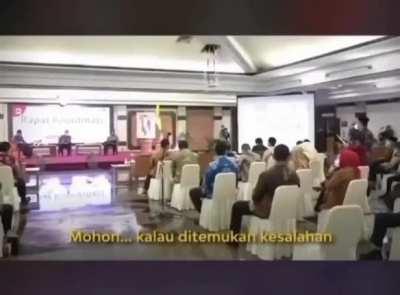 Kalau aku mau berubah, kamu harus lepasin aku ya 😘