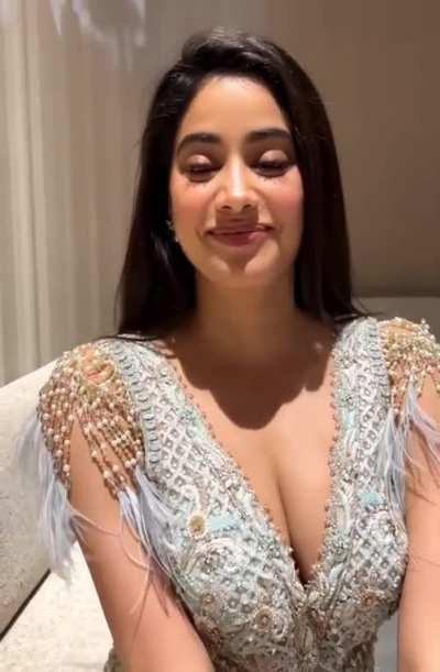 Hot Janhvi Kapoor.