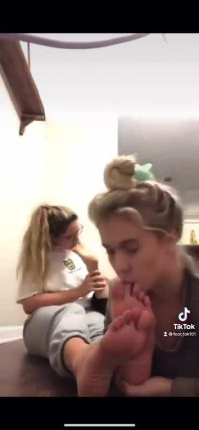 2 blondes foot worshiping 