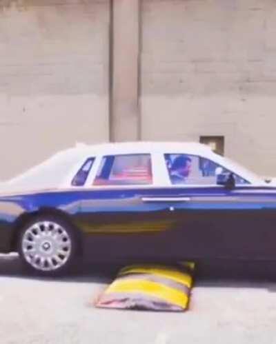 Rolls Royce taşşağın öz babası süspansiyonlara bak be..