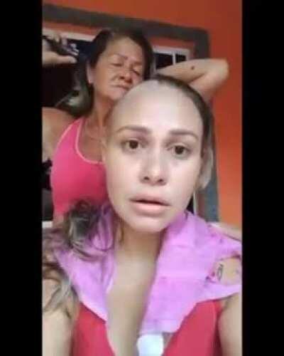 Mom cuts her own hair just for her daughter that have cancer