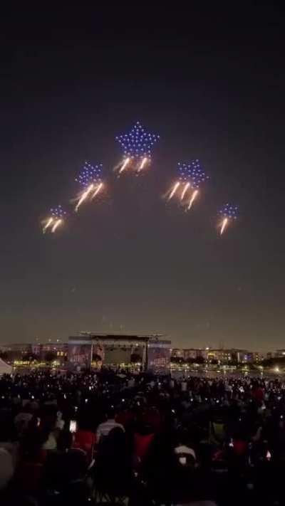 North Richland Hills, Texas celebrated Independence Day with a 4th of July public drone display.

Video source is Sky Elements Drones