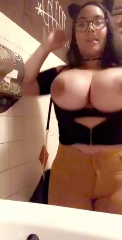 Large Oiled Tits Latina - ðŸ”¥ 18 Years Old Big Tits Boobs Latina MILF Milking Oiled S...