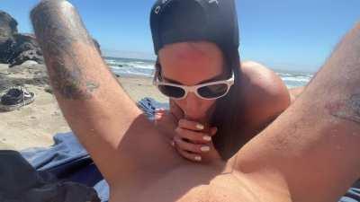 [/r/publicbeachnsfw] Blowjob on a public beach