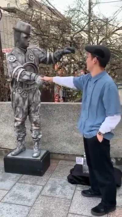 Street Performer sending waves down