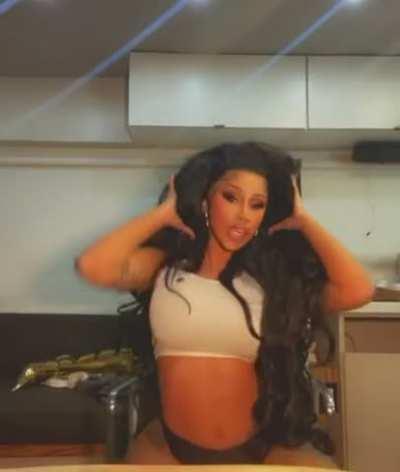 Cardi Dancing so Sexy