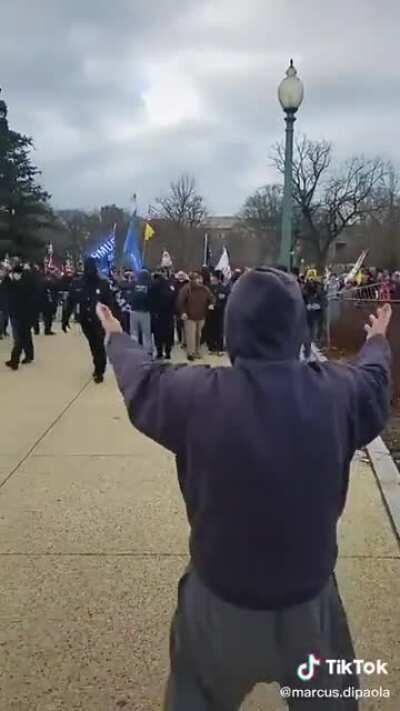 [01/06/21] Police appear to escort in Capitol terrorists