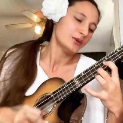 This is a super speed on Ukulele- by Taimane Gardner