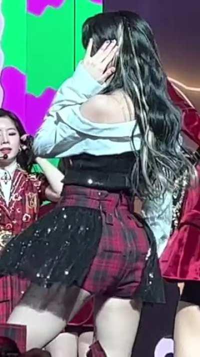 Chaeyoung thighs + ass 🍓