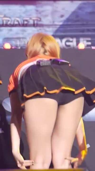 AOA - Yuna Bending Over