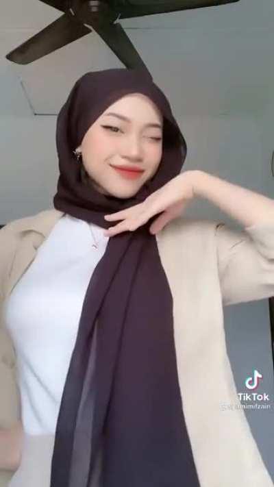 nampak kembang kat dalam baju tu...tegang dibuatnya siang2 hari