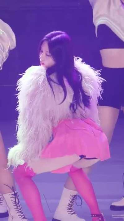 Mina twerking