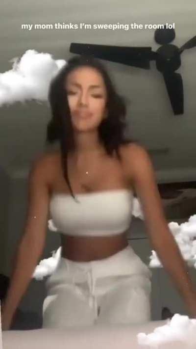 Melanie dancing 🔥