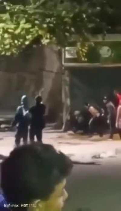 Firefight between Armed anti-chavista protesters and Colectivos in Venezuela 