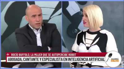 El pelado trebucq entrevisto a la mujer que dice que es un robot