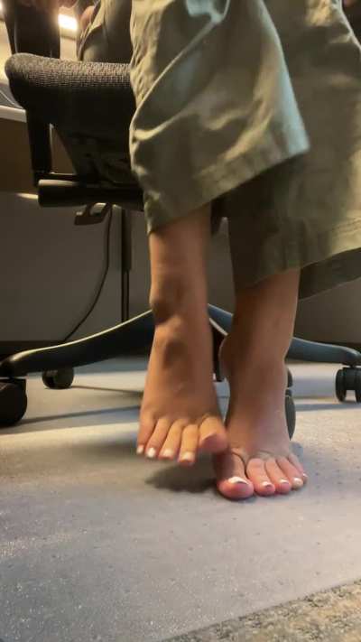 who wants to play footsie