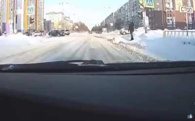 Russia: Idiot driver makes author himself t-bone the black car. 