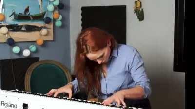 How Sarah Coponat plays the piano -- !