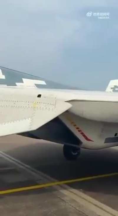 Poorly maintained Russian SU-57 stealth aircraft at the Zhuhai airshow. 