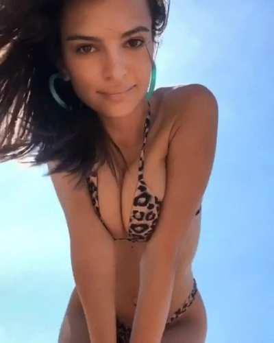 Emily Ratajkowski 